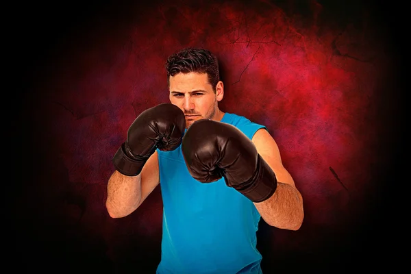 Визначений чоловік боксер зосередився на його тренуванні — стокове фото