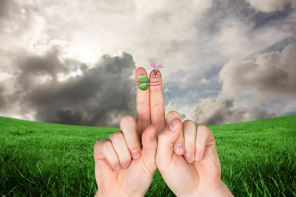 Fingrar som påskharen mot blå himmel — Stockfoto