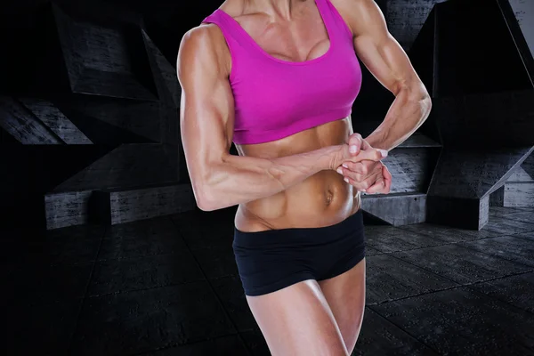 Vrouwelijke bodybuilder buigen in sport-BH — Stockfoto