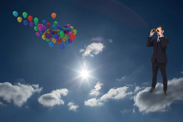 Eleganter Geschäftsmann im Stehen und mit Fernglas — Stockfoto