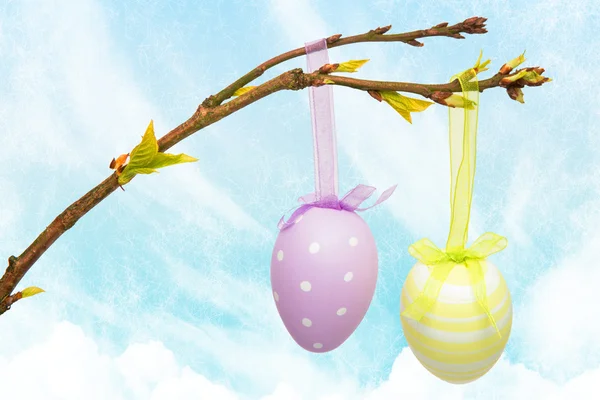 Colgando huevos de Pascua contra el cielo pintado —  Fotos de Stock