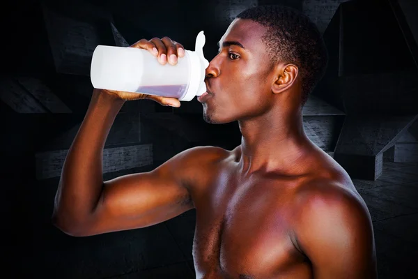 Vista lateral de un hombre deportivo bebiendo proteína — Foto de Stock