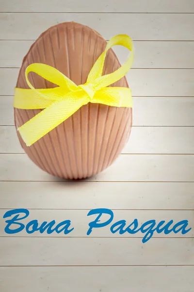 Bona pascua contra ovo de chocolate — Fotografia de Stock