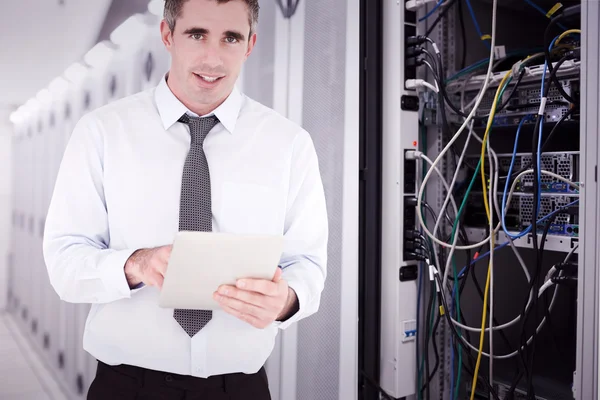 Zakenman met een tablet computer — Stockfoto