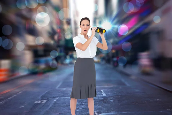 Businesswoman holding binoculars — Stock Photo, Image