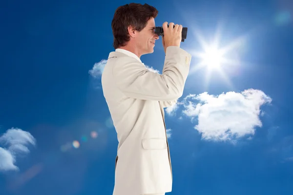 Businessman using binoculars — Stock Photo, Image