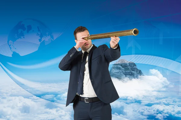 Imagen compuesta del hombre de negocios mirando a través del telescopio — Foto de Stock