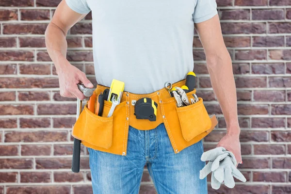 Técnico sosteniendo guantes y martillo — Foto de Stock