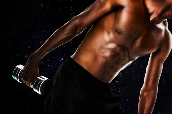 Samengestelde afbeelding van mid sectie van fit shirtless jonge man liftin — Stockfoto