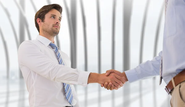 Twee zakenmannen schudden elkaar de hand — Stockfoto