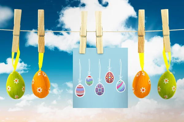 Huevos de Pascua contra el cielo azul — Foto de Stock