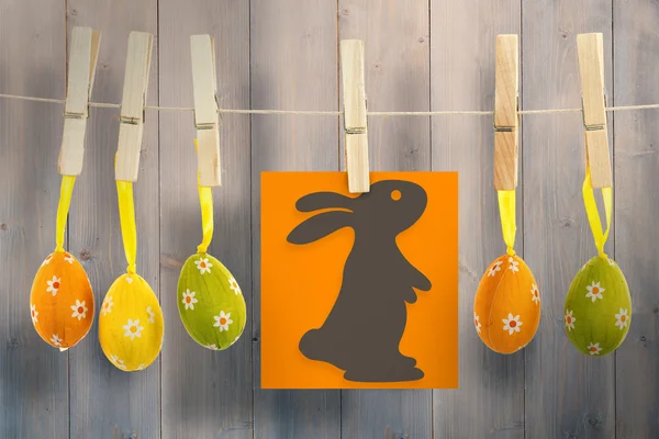 Conejo de Pascua contra tablones de madera —  Fotos de Stock