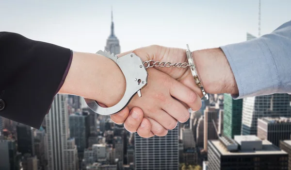 Ділові люди в наручниках тремтять руками — стокове фото