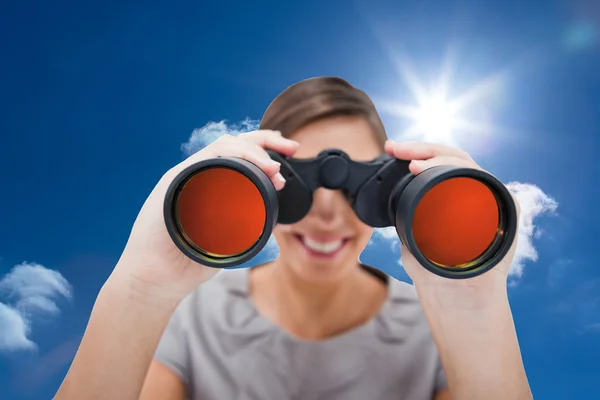 Vrouw op zoek via spyglasses — Stockfoto