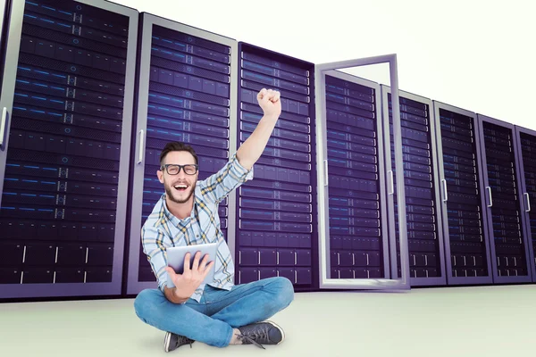 Gutaussehender Hipster mit Tablet-PC und Jubel — Stockfoto