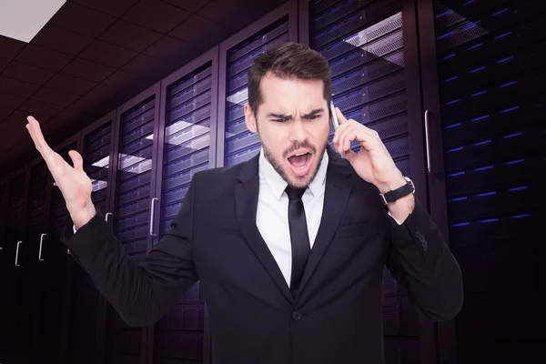 Homem de negócios irritado gesticulando no telefone — Fotografia de Stock