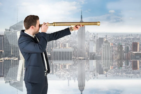 Empresario mirando a través del telescopio — Foto de Stock