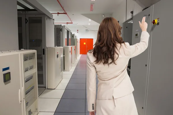 Brunette zakenvrouw tegen datacenter — Stockfoto