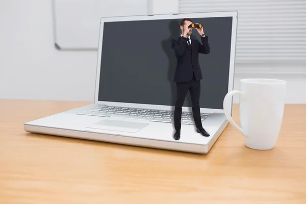 Empresário elegante de pé e usando binóculos — Fotografia de Stock