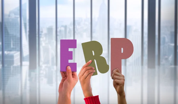 Manos sosteniendo ERP — Foto de Stock