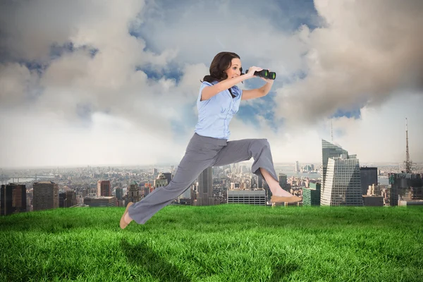 Vrolijke stijlvolle zakenvrouw springen — Stockfoto