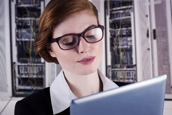 Redhead zakenvrouw met behulp van haar tablet-pc — Stockfoto