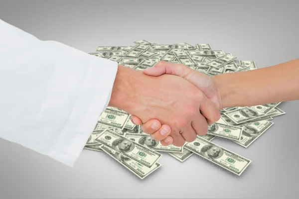 Doctor and patient shaking hands — Stock Photo, Image