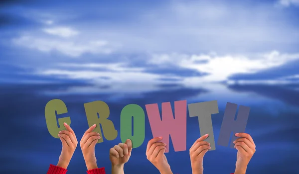 Ruce ukazují růst proti modré obloze — Stock fotografie