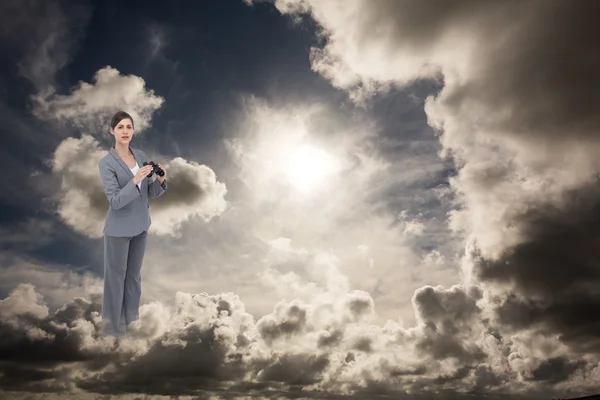 Businesswoman posing with binoculars — Stock Photo, Image