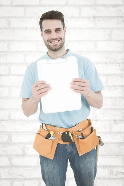 Trabalhador da construção mostrando papel em branco — Fotografia de Stock