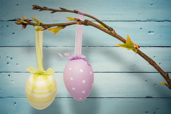 Appendere uova di Pasqua — Foto Stock