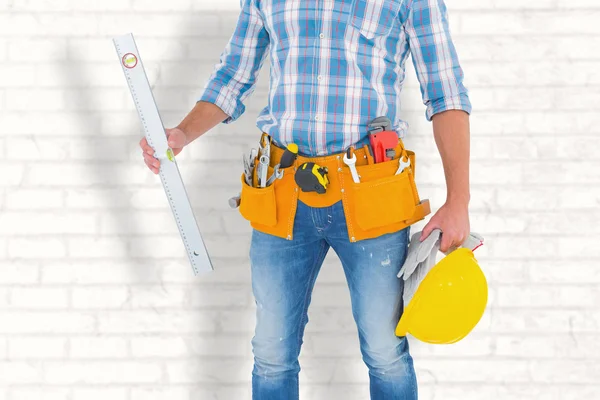 Manual worker holding spirit level — Stock Photo, Image