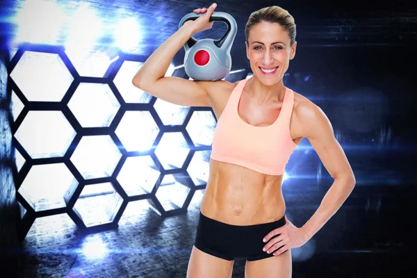 Kettlebell gospodarstwa kobiece crossfitter blondynka — Zdjęcie stockowe