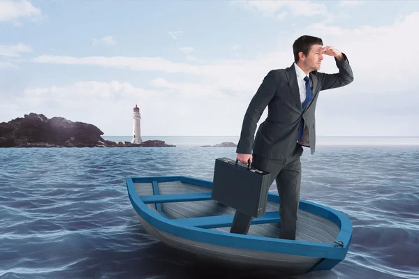Biznesmen w łodzi przeciwko spokojne morze — Zdjęcie stockowe