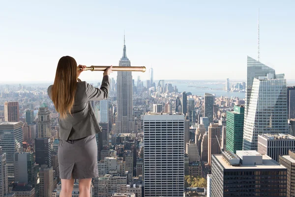 Femme d'affaires regardant à travers un télescope — Photo