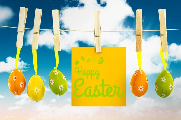 Happy easter groet tegen blauwe hemel — Stockfoto