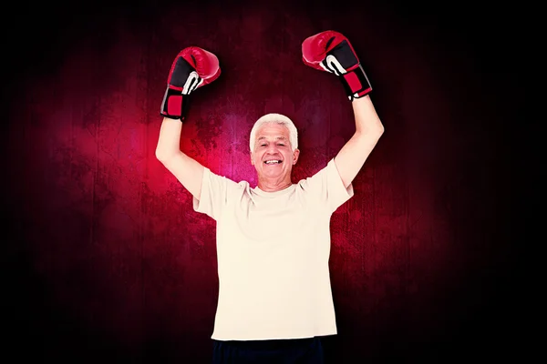 Hombre mayor en guantes de boxeo — Foto de Stock