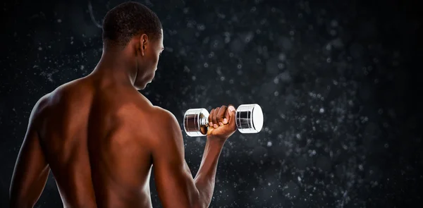 Sin camisa joven levantando mancuerna — Foto de Stock