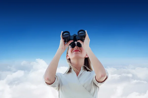 Businesswoman looking through binoculars — Stock Photo, Image