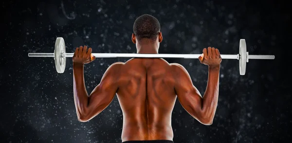 Ajuste hombre sin camisa levantando la barra — Foto de Stock