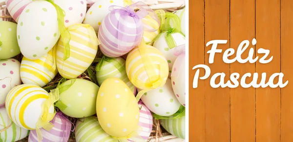 Feliz pascua tegen houten planken — Stockfoto