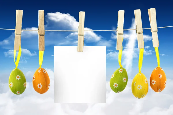 Hanging easter telur terhadap bentuk silang — Stok Foto