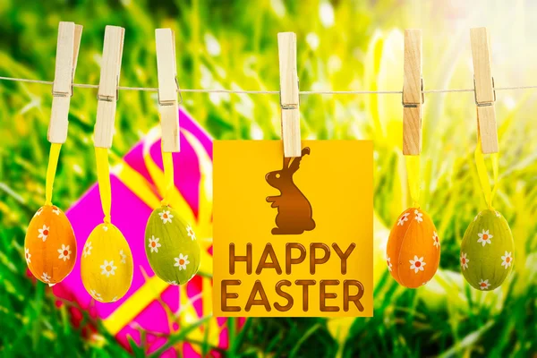 Happy easter afbeelding tegen cadeau met Pasen eieren — Stockfoto