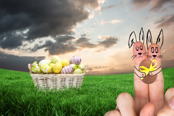 Conejito de Pascua contra el cielo con nubes —  Fotos de Stock