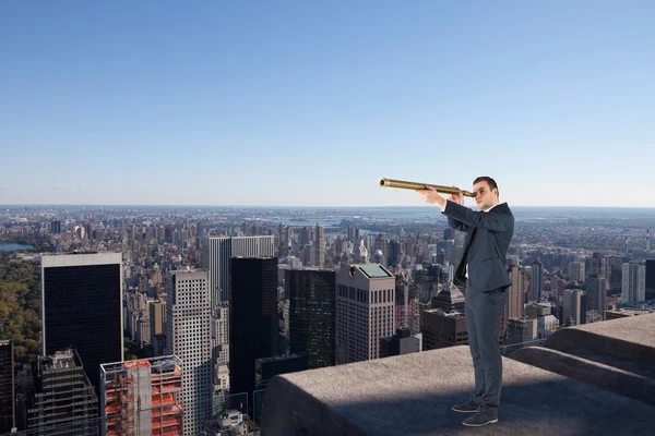 Geschäftsmann blickt durch Teleskop — Stockfoto