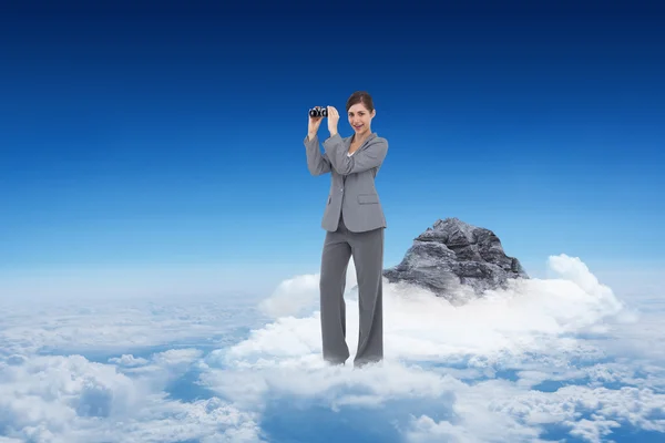 Businesswoman posing with binoculars — Stock Photo, Image