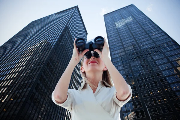 Businesswoman looking through binoculars — Stock Photo, Image