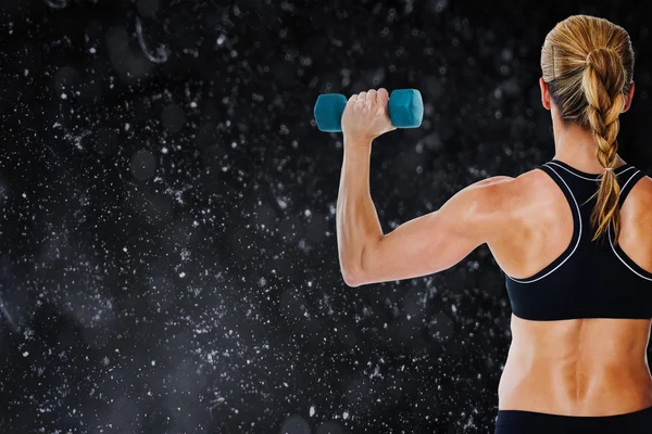 Bodybuilder femminile con un manubrio blu — Foto Stock