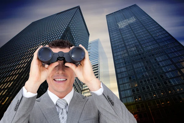 Empresario sosteniendo prismáticos — Foto de Stock