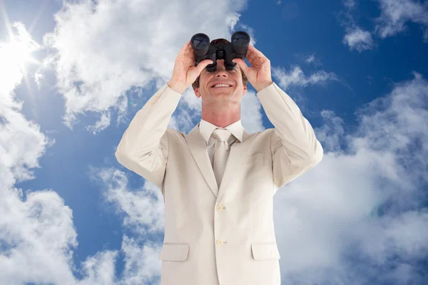 Hombre de negocios con prismáticos — Foto de Stock